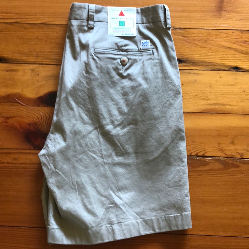 Men’s khaki shorts